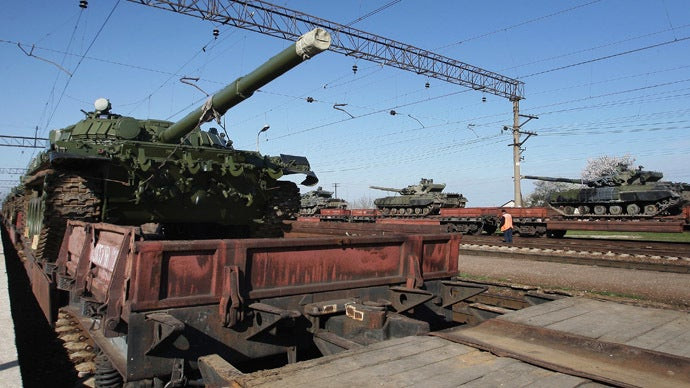 Επίδειξη δύναμης από τη μονάδα του ρωσικού στρατού που σταθμεύει στην Κριμαία (βίντεο)